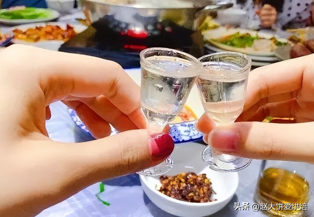 70后聚会晒饭桌白酒火了，3款“平价酒”很亮眼，行家：真会喝