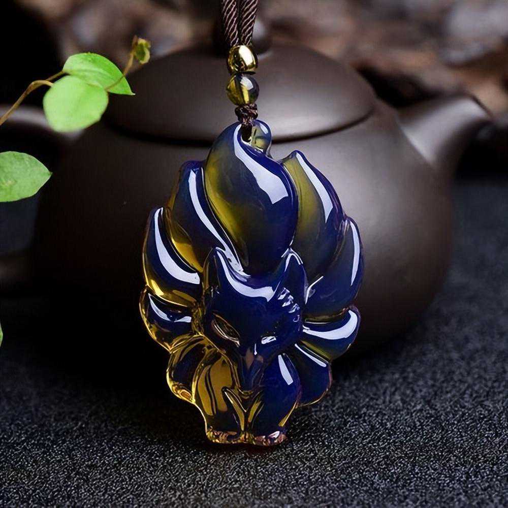 喜欢戴琥珀蜜蜡的人越来越多，哪一种更适合自己？